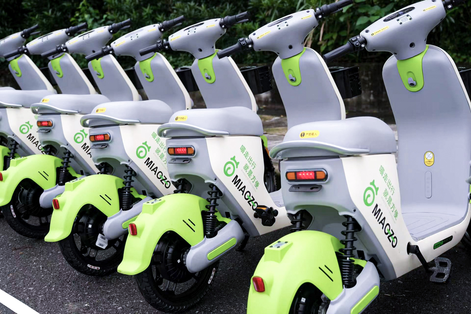 整齊擺放在路邊的共享電動車 整齊擺放在路邊的共享電動車